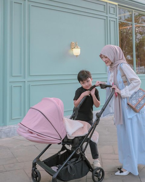 Meski Beda Ayah, Ini 7 Potret Yusuf Anak Larissa Chou Bareng sang Adik yang Terlihat Sayang