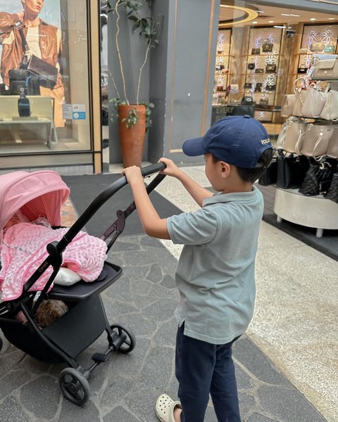 Meski Beda Ayah, Ini 7 Potret Yusuf Anak Larissa Chou Bareng sang Adik yang Terlihat Sayang