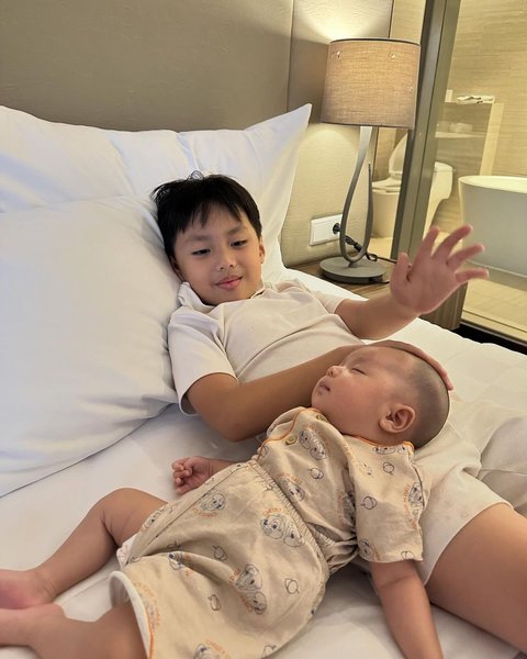 Meski Beda Ayah, Ini 7 Potret Yusuf Anak Larissa Chou Bareng sang Adik yang Terlihat Sayang