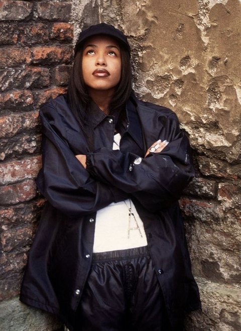 Aaliyah Dana Haughton, penyanyi berbakat asal Amerika Serikat, meninggal tragis pada 25 Agustus 2001 dalam kecelakaan pesawat di Bahama. Ia baru saja menyelesaikan syuting video musik 