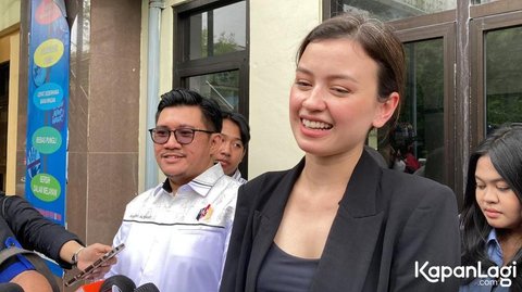 Kimberly juga menambahkan bahwa reaksi dirinya terhadap tindakan Edward sering kali justru berujung pada omelan. "Kita bereaksi terhadap dia melakukan sesuatu malah kita yang kena omelan gitu lho, kita yang salah," ucapnya.