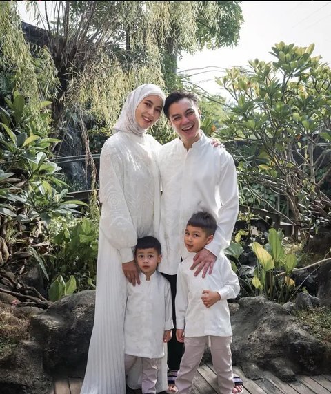 Potret Paula Verhoeven Mulai Konsisten Berhijab (Sumber: Instagram/paula_verhoeven)