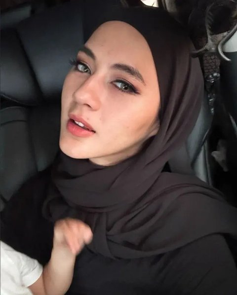 Potret Paula Verhoeven Mulai Konsisten Berhijab (Sumber: Instagram/paula_verhoeven)