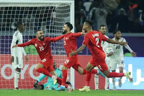 Ilustrasi - Pemain Bahrain - Komail Al Aswad, Mahdi Abduljabbar, Ali Madan (Bola.com/Adreanus Titus)