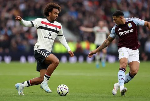 Manajer Manchester United, Erik ten Hag (kiri), memberikan arahan kepada anak asuhnya saat bersua Aston Villa pada laga pekan ketujuh Premier League di Villa Park, Birmingham, Minggu