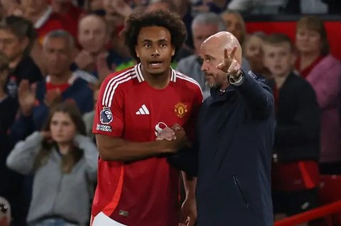 Manajer Manchester United, Erik ten Hag (kiri), memberikan arahan kepada anak asuhnya saat bersua Aston Villa pada laga pekan ketujuh Premier League di Villa Park, Birmingham, Minggu