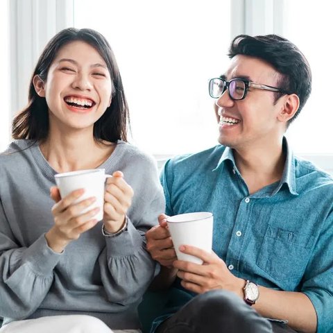 Ilustrasi bermain tebak-tebakan bersama pasangan, pacar, tertawa, lucu. (Photo Copyright by Freepik)
