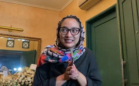Ikang Fawzi dan keluarga menggelar tahlilan hari ketujuh, atas meninggalnya Marissa Haque. Sejumlah selebritas Tanah Air hadir untuk melantun doa.