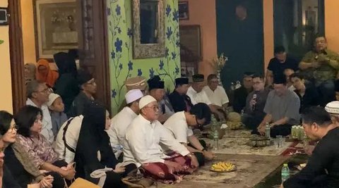 Ikang Fawzi dan keluarga menggelar tahlilan hari ketujuh, atas meninggalnya Marissa Haque. Sejumlah selebritas Tanah Air hadir untuk melantun doa.