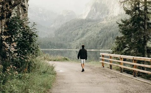 Beraktivitas fisik juga memberikan kenyamanan pada tubuh, tapi jangan lupa waktu terbaik untuk berolahraga ketika cuaca sedang panas-panasnya (Foto: Unsplash.com/Gabin Vallet)