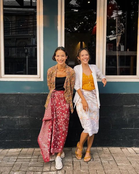 Alika Islamadina tampil dengan kebaya bermotif dipadukan celana putih putih panjang yang serasi dengan shoulder bag dan sneakersnya. [@alikaislamadina]