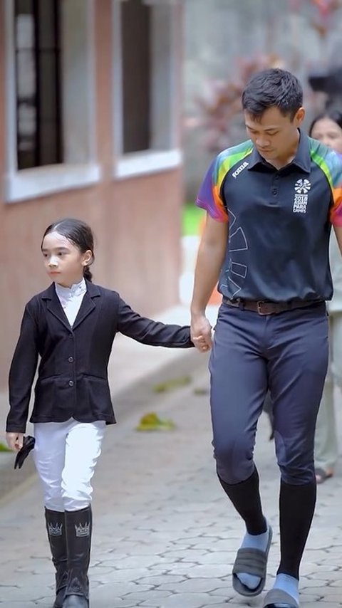 Setelah selesai berlomba, Raqeema langsung disambut sang ayah, Reshwarya Argya. Raqeema langsung digandeng terus oleh sang ayah.