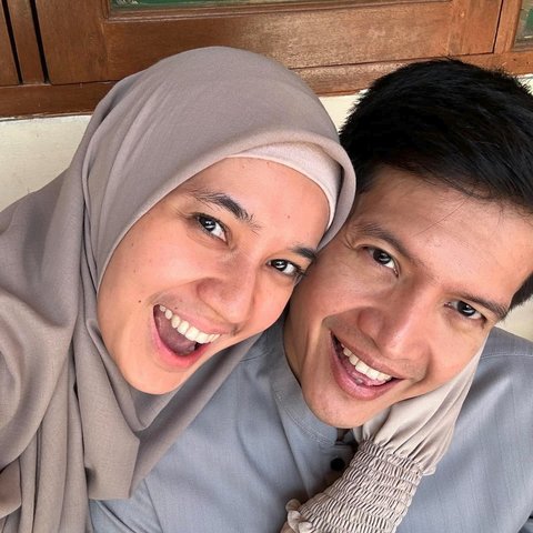 Baim Wong Sebut DS Bukanlah Dimas Seto. Dhini Aminarti Membagikan Foto Mesra Bersama Suaminya Dengan Caption, 