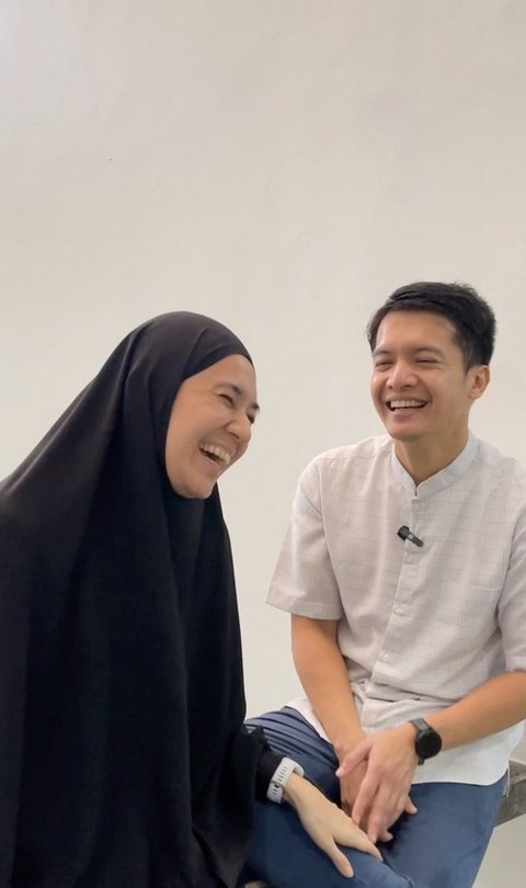 Baim Wong Sebut DS Bukanlah Dimas Seto. Dhini Aminarti Membagikan Foto Mesra Bersama Suaminya Dengan Caption, 