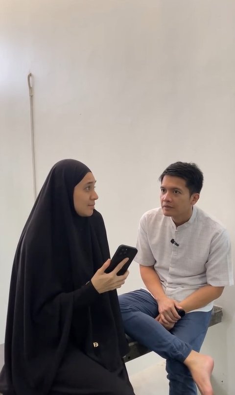 Baim Wong Sebut DS Bukanlah Dimas Seto. Dhini Aminarti Membagikan Foto Mesra Bersama Suaminya Dengan Caption, 