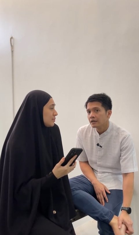 Baim Wong Sebut DS Bukanlah Dimas Seto. Dhini Aminarti Membagikan Foto Mesra Bersama Suaminya Dengan Caption, 