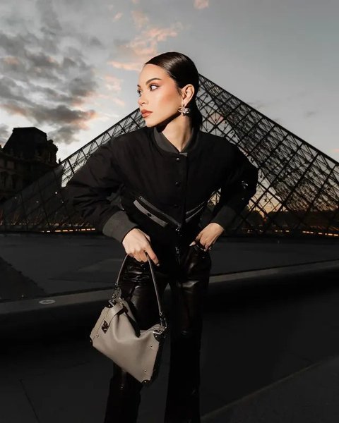 Melihat potret stylish Alyssa Daguise di Paris Fashion Week (@alyssadaguise)