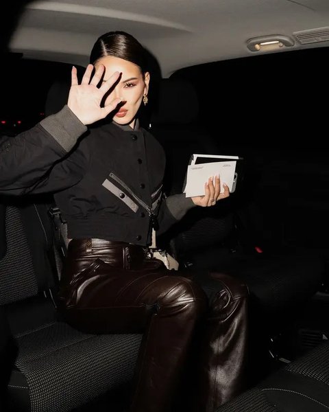 Melihat potret stylish Alyssa Daguise di Paris Fashion Week (@alyssadaguise)