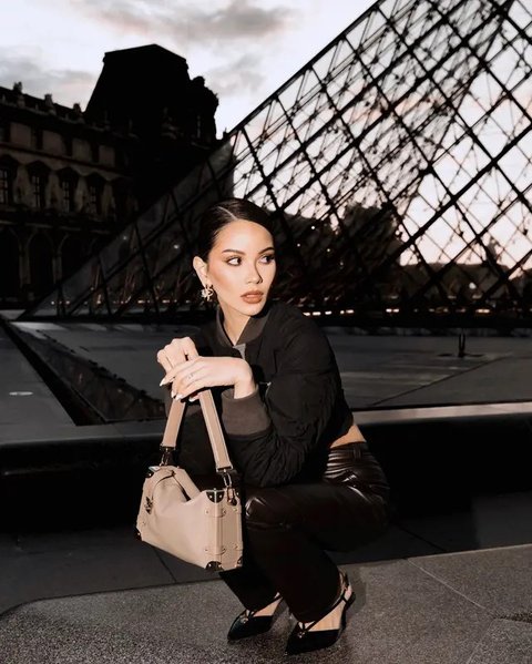 Melihat potret stylish Alyssa Daguise di Paris Fashion Week (@alyssadaguise)