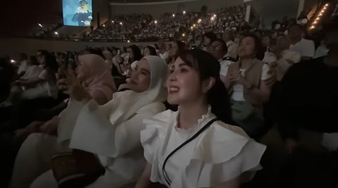 Tak hanya menonton, Arumi pun ikut bernyanyi bersama Emil saat suaminya membawakan lagu Soulmate milik Kahitna, menciptakan momen romantis yang tak terlupakan.<br>