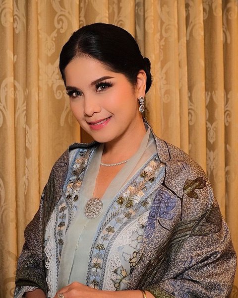 Makeup Annisa Pohan dipercantik oleh Nanda Santosa MUA dari Sidoarjo-Surabaya, menampilkan sanggul klasik dan makeup natural yang memancarkan keanggunan khas wanita Indonesia.<br><br>