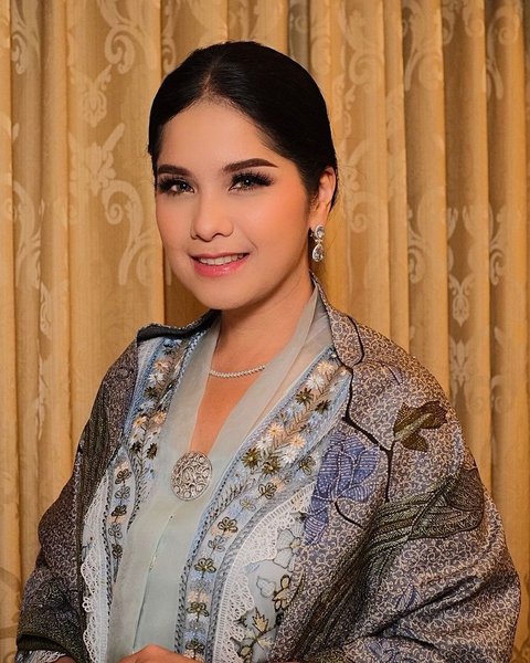 Kebaya yang dikenakan Annisa menambah kesan anggun dalam momen penting ini, membuatnya terlihat semakin menawan.<br><br>