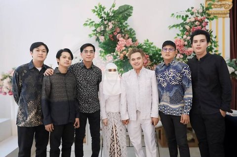 Acara pernikahan Dodhy dan Ayu dihadiri oleh personel Kangen Band lainnya, seperti Tama, Izzy, Bebe, dan Andika Mahesa, yang turut merayakan kebahagiaan pasangan ini.<br><br>