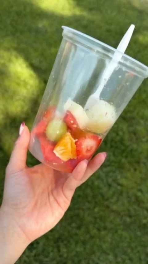 Snack sehat ala Nikita Willy adalah buah-buahan segar yang disajikan dalam cup plastik. Sungguh menyegarkan saat dinikmati di cuaca panas!<br><br>