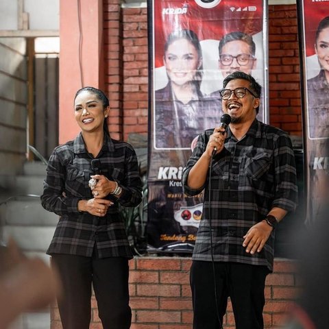 KD, sapaan akrab Kris Dayanti, tampil profesional dan sederhana dengan mengenakan baju seragam yang sama dengan pasangan calonnya.<br><br>