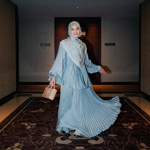 Inspirasi gamis Lebaran salah satunya bisa dilihat dari penampilan Natasha Rizky. Pilihan gamis dengan aksen gamis dan detail yang cantik bikin penampilannya terlihat anggun dan elegan.  [@na