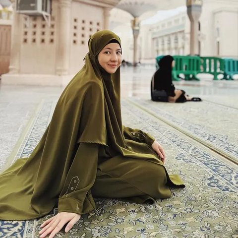 Inspirasi gamis Lebaran salah satunya bisa dilihat dari penampilan Natasha Rizky. Pilihan gamis dengan aksen gamis dan detail yang cantik bikin penampilannya terlihat anggun dan elegan.  [@na