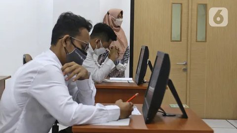 Ekspresi peserta saat mengikuti Seleksi Kompetensi Dasar (SKD) berbasis Computer Assisted Test (CAT) untuk CPNS Kementerian Agraria Tata Ruang/Badan Pertanahan Nasional (ATR/BPN) di Kantor BK