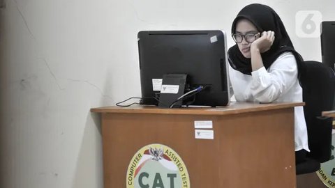 Ekspresi peserta saat mengikuti Seleksi Kompetensi Dasar (SKD) berbasis Computer Assisted Test (CAT) untuk CPNS Kementerian Agraria Tata Ruang/Badan Pertanahan Nasional (ATR/BPN) di Kantor BK