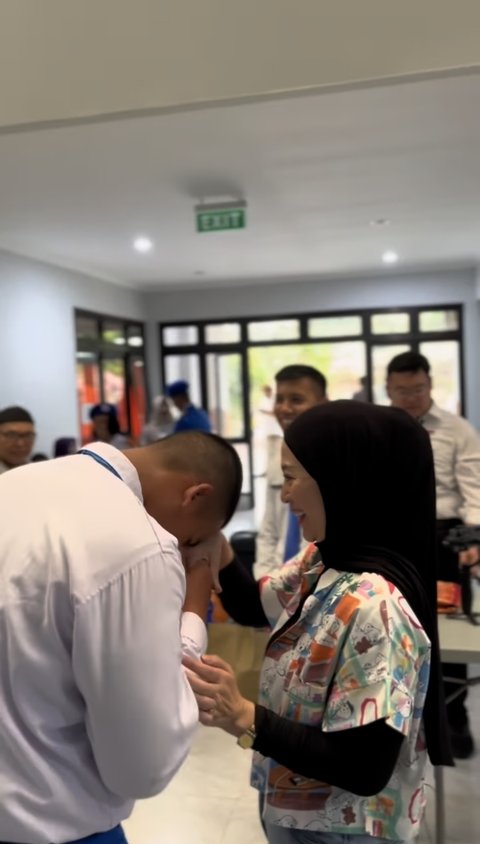 Shanty, istri Denny Cagur, Mengungkapkan Bahwa Ia Sudah Merasa Lebih Tenang Melihat Putranya Menjalani Sekolah Semi-Militer