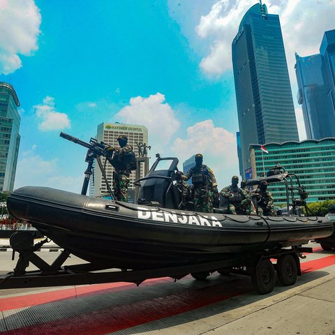 Kendaraan tempur milik TNI saat melakukan gladi bersih defile kendaraan tempur di kawasan Bunderan HI, Jakarta, Sabtu (28/09/2024). Defile kendaraan tempur sepanjang ruas Jalan MH.Thamrin-Sudirman ini menyambut HUT TNI 5 Oktober mendatang yang dipusatkan di kawasan Monas.