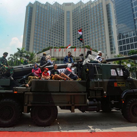 Kendaraan tempur milik TNI saat melakukan gladi bersih defile kendaraan tempur di kawasan Bunderan HI, Jakarta, Sabtu (28/09/2024). Defile kendaraan tempur sepanjang ruas Jalan MH.Thamrin-Sudirman ini menyambut HUT TNI 5 Oktober mendatang yang dipusatkan di kawasan Monas.