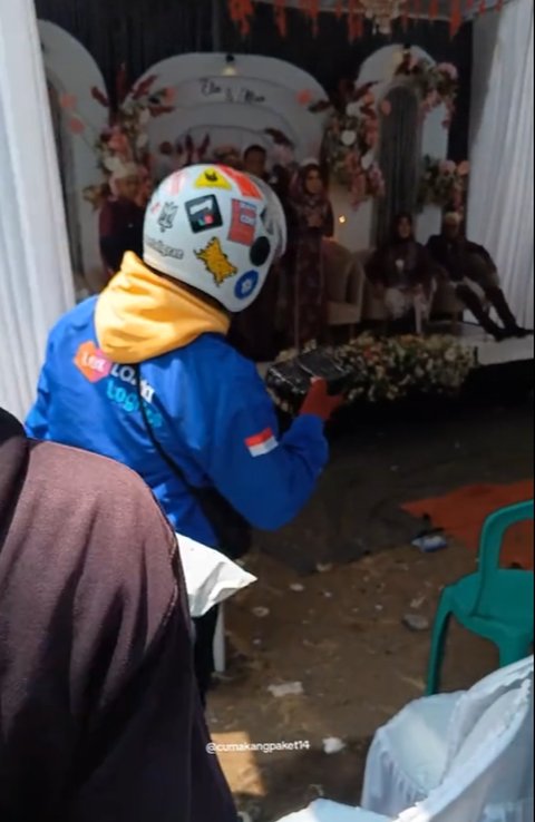 Diajak ke Panggung dan Foto Bersama, Momen Dua Kurir Antarkan Paket untuk Kedua Mempelai di Hari Pernikahan Ini Curi Perhatian