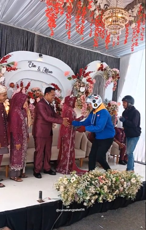 Diajak ke Panggung dan Foto Bersama, Momen Dua Kurir Antarkan Paket untuk Kedua Mempelai di Hari Pernikahan Ini Curi Perhatian