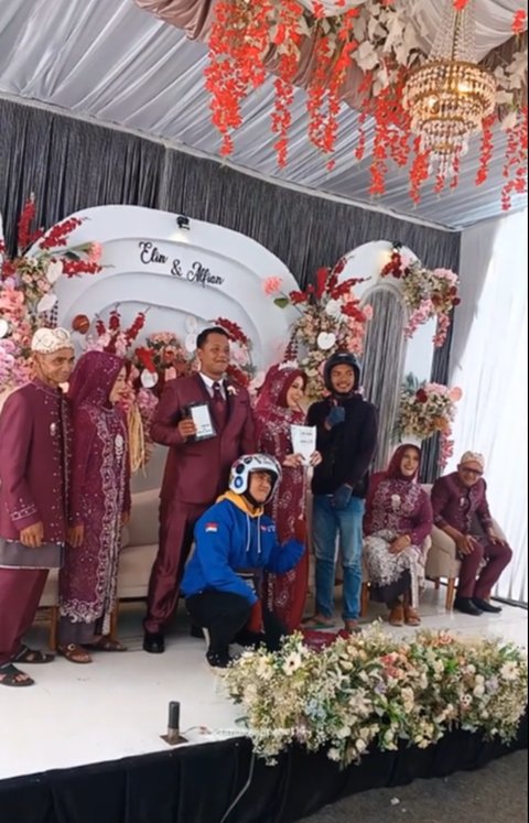 Diajak ke Panggung dan Foto Bersama, Momen Dua Kurir Antarkan Paket untuk Kedua Mempelai di Hari Pernikahan Ini Curi Perhatian
