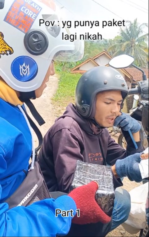 Diajak ke Panggung dan Foto Bersama, Momen Dua Kurir Antarkan Paket untuk Kedua Mempelai di Hari Pernikahan Ini Curi Perhatian