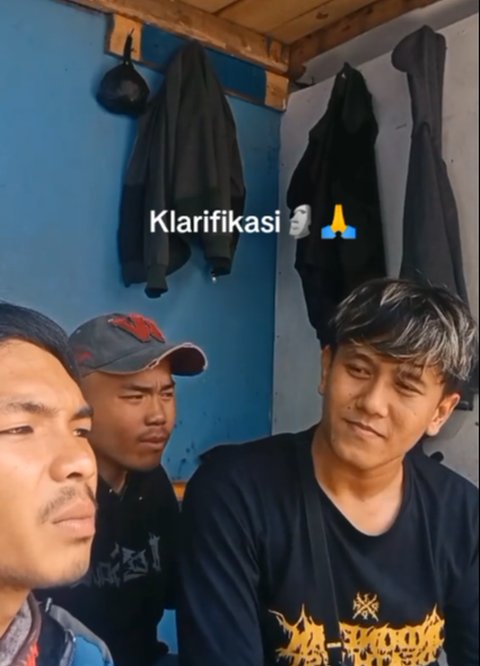 Diajak ke Panggung dan Foto Bersama, Momen Dua Kurir Antarkan Paket untuk Kedua Mempelai di Hari Pernikahan Ini Curi Perhatian