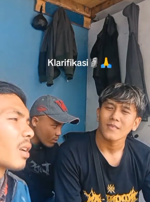 Diajak ke Panggung dan Foto Bersama, Momen Dua Kurir Antarkan Paket untuk Kedua Mempelai di Hari Pernikahan Ini Curi Perhatian