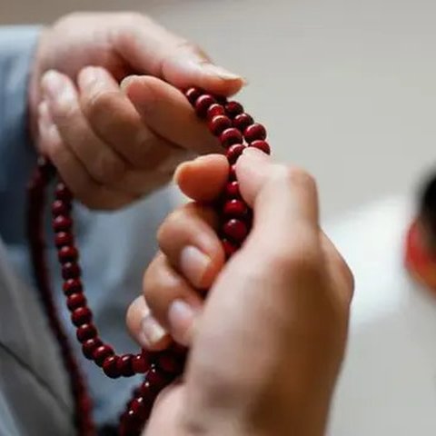 Ilustrasi muslim berzikir,berdoa. (Photo Copyright by Freepik)