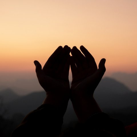 Ilustrasi doa, harapan, Islami. on Freepik)