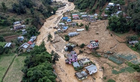 <b>FOTO: Dahsyatnya Amukan Banjir Parah di Nepal, Rumah-Rumah Hanyut hingga 192 Orang Tewas</b>