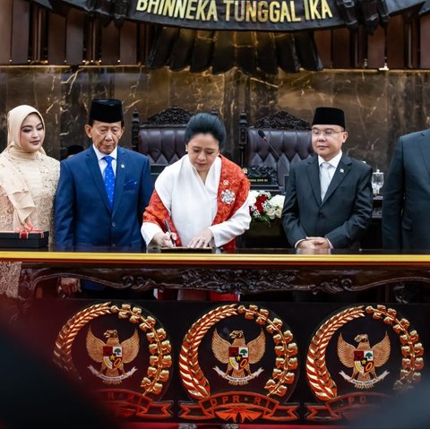 Puan Serahkan Buku Memori Kinerja DPR 2019-2024 di Pelantikan DPR Periode 2024-2029