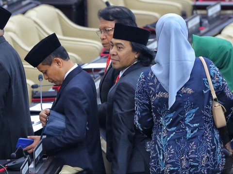 FOTO: Gaya Artis Dilantik Jadi Anggota DPR dan DPD RI: Uya Kuya Pamer Rambut Biru, Komeng Tampil Gondrong