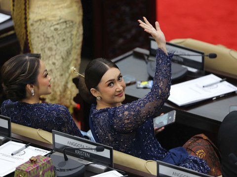 FOTO: Gaya Artis Dilantik Jadi Anggota DPR dan DPD RI: Uya Kuya Pamer Rambut Biru, Komeng Tampil Gondrong