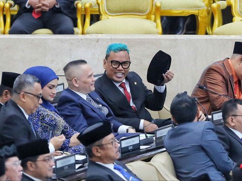 FOTO: Gaya Artis Dilantik Jadi Anggota DPR dan DPD RI: Uya Kuya Pamer Rambut Biru, Komeng Tampil Gondrong