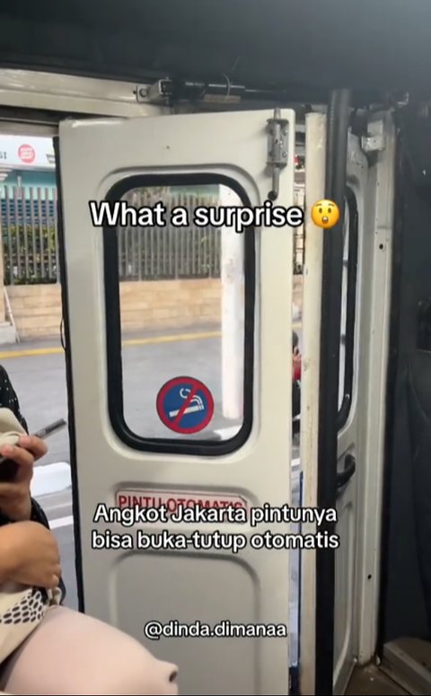 Pintu Buka Tutup Otomatis hingga Punya AC, Momen Wanita Naik Angkot Modern di Jakarta Ini Curi Perhatian